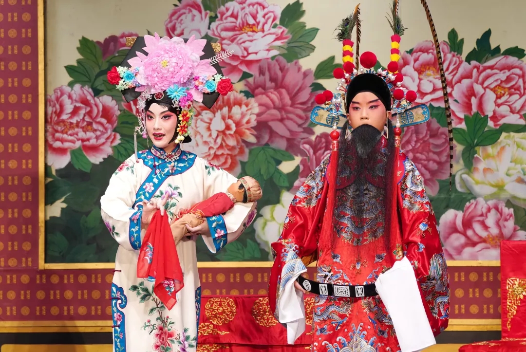 不到14岁的京剧小演员们是如何让台下观众如痴如醉,叫好连连的?